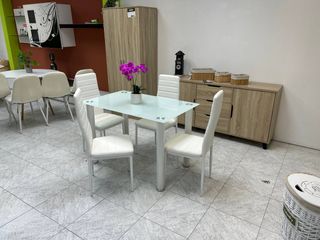Mesa cocina moderna con 4 sillas blancas