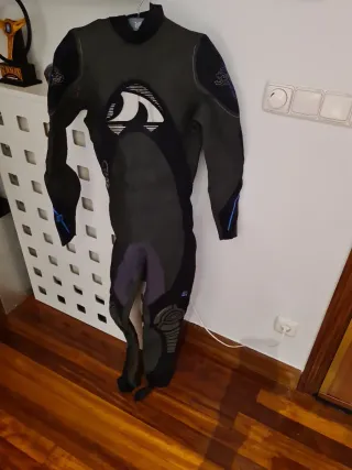 Tabla de surf Pukas + traje chico