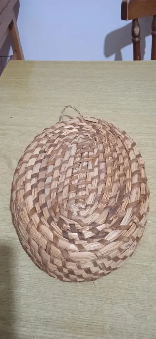 Cestino intrecciato in paglia
