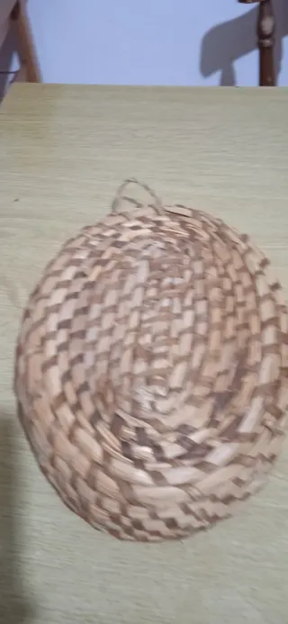 Cestino intrecciato in paglia