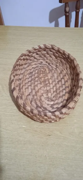 Cestino intrecciato in paglia