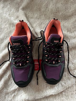Zapatillas de montaña Paredes moradas y rosas
