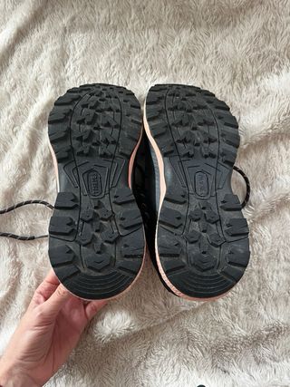 Zapatillas de montaña Paredes moradas y rosas