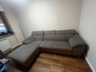 Divano angolare grigio in tessuto