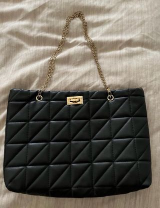 Bolso negro acolchado con cadena dorada