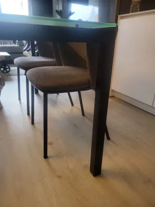 Mesa comedor Kave Home y 4 sillas. Negociable,urge