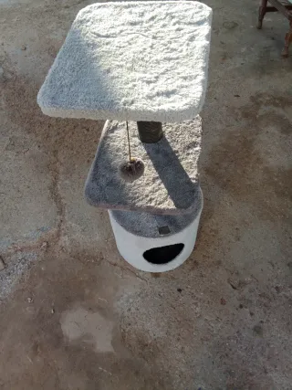 Albero per gatti con tiragraffi