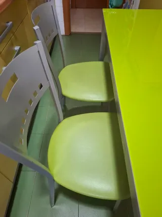 Mesa y 4 sillas comedor/cocina