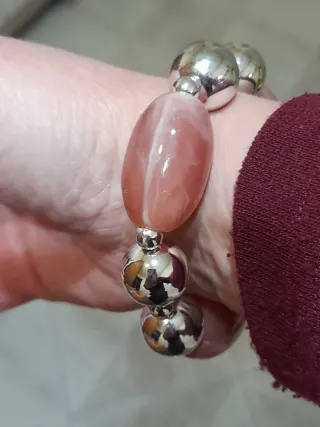 Bracciale elastico con sfere argento e pietre rosa