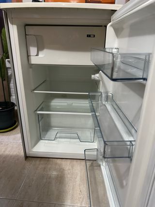 Nevera pequeña con congelador Goma un poco rajada