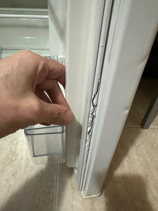 Nevera pequeña con congelador Goma un poco rajada