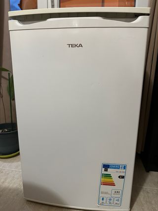 Nevera pequeña con congelador Goma un poco rajada