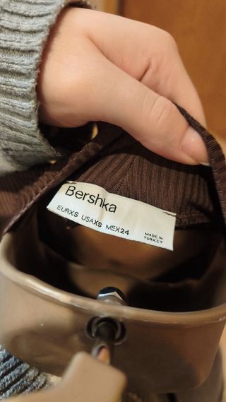 Camiseta Bershka manga larga escote cuadrado