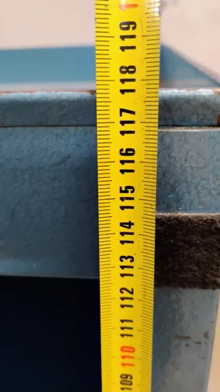 Carro metálico con ruedas