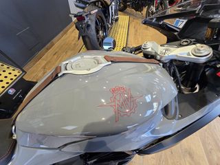 MV Agusta Superveloce gris/rojo