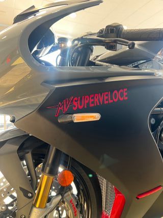 MV Agusta Superveloce gris/rojo