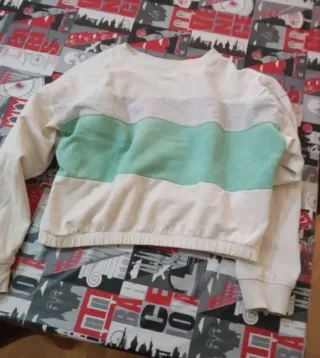 Camiseta de rayas blancas y verde