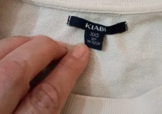 Camiseta de rayas blancas y verde