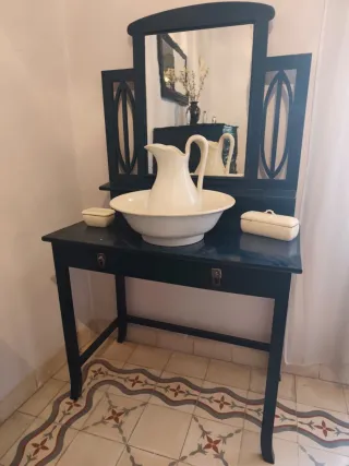 cama,mesita de noche,palangana y comoda