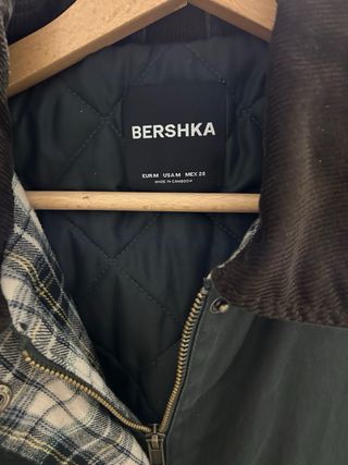 Cazadora Bershka verde militar sin etiqueta