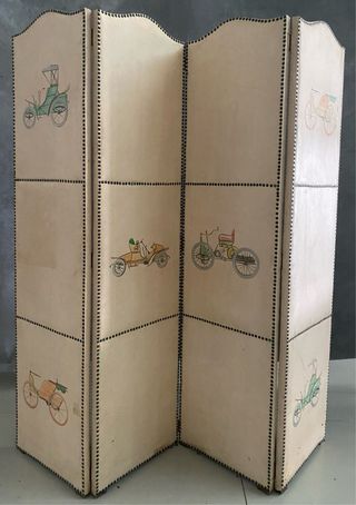 Biombo antiguo de piel con coches