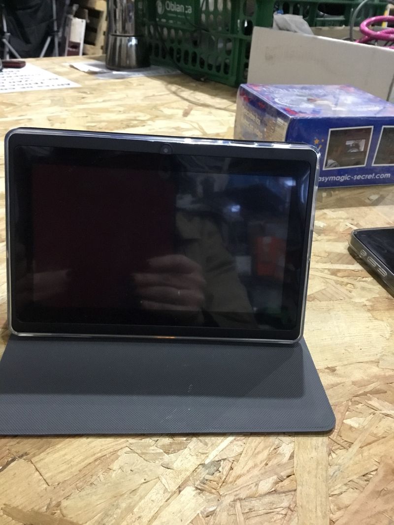 Tablet Negra con Funda Gris