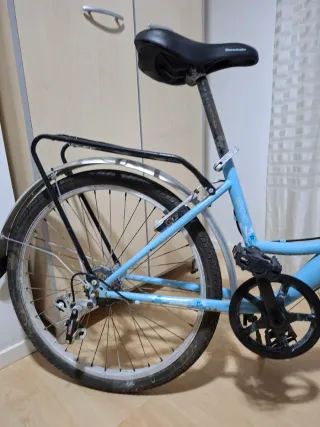 Bicicleta de ciudad azul