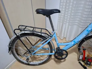 Bicicleta de ciudad azul