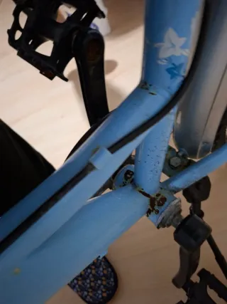 Bicicleta de ciudad azul