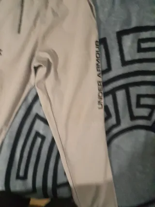 Pantalones chándal Under Armour beige
