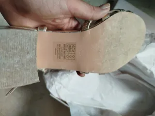 Sandalias doradas tacón ancho invitada