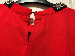 Vestido Rojo Talla M con Adorno