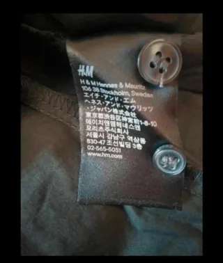 Camisa negra de H&M.