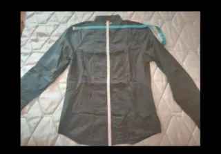 Camisa negra de H&M.