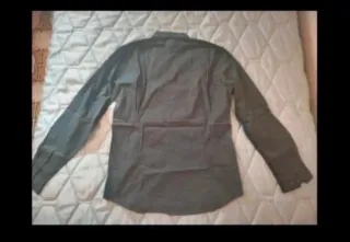 Camisa negra de H&M.