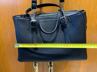 Bolso negro de mano y hombro