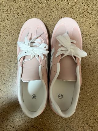 Zapatillas rosas y blancas