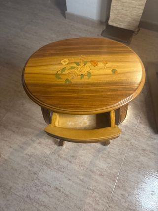 Mesita auxiliar de madera con diseño floral