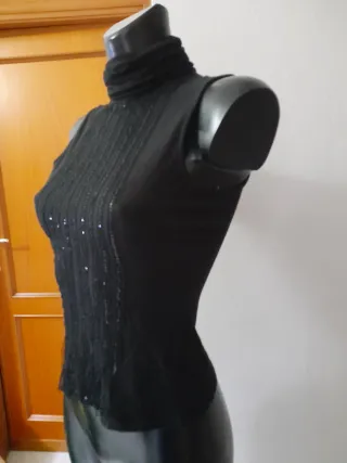 Top nero collo alto con paillettes