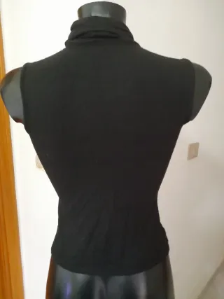 Top nero collo alto con paillettes