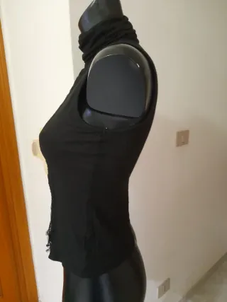 Top nero collo alto con paillettes