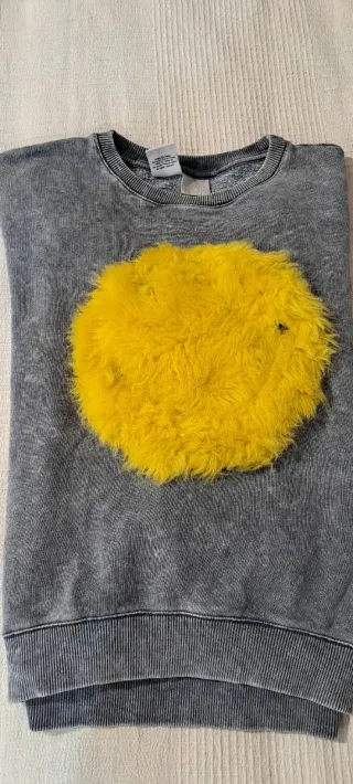 Sudadera niña gris con pompón amarillo