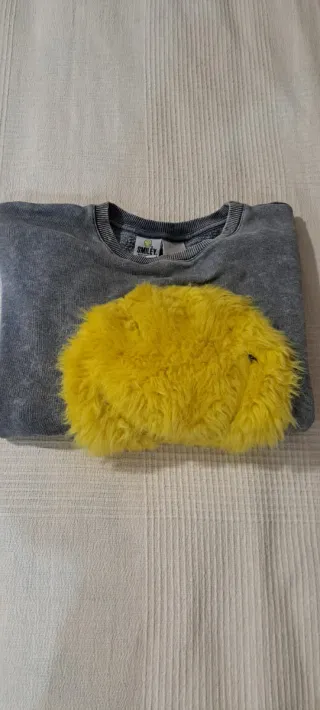 Sudadera niña gris con pompón amarillo