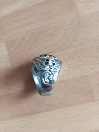 Anillo plateado con piedra negra.