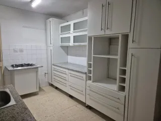 Mueble de cocina blanco y gris