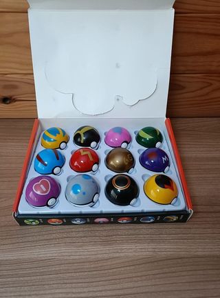 Caja 12 Pokeballs & 24 Muñecos Pokemon.