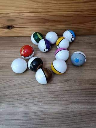 Caja 12 Pokeballs & 24 Muñecos Pokemon.