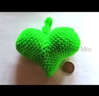 Cuore uncinetto verde appendibile