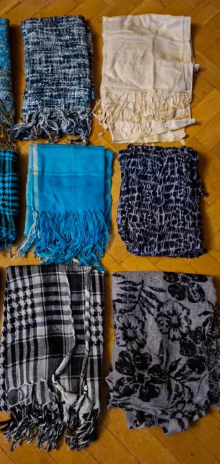 Lote de 9 pañuelos y fulares y 2 bufandas punto