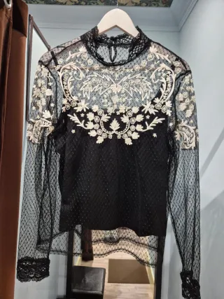 Blusa de encaje transparente bordada